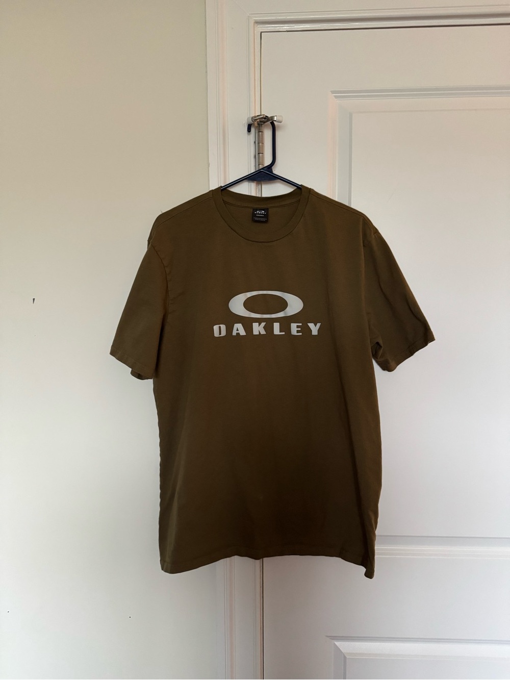 Oakley - Olive Logo Graphic T-Shirt – Regular Fit – Men’s XL